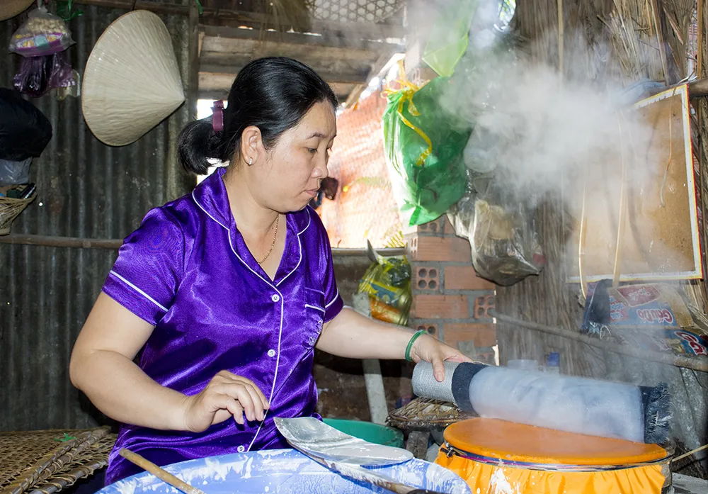 Nghề làm bánh tráng ở xã Long Điền, TPHCM. Ảnh: QUANG VŨ lang nghe truyen thong 1.jpg