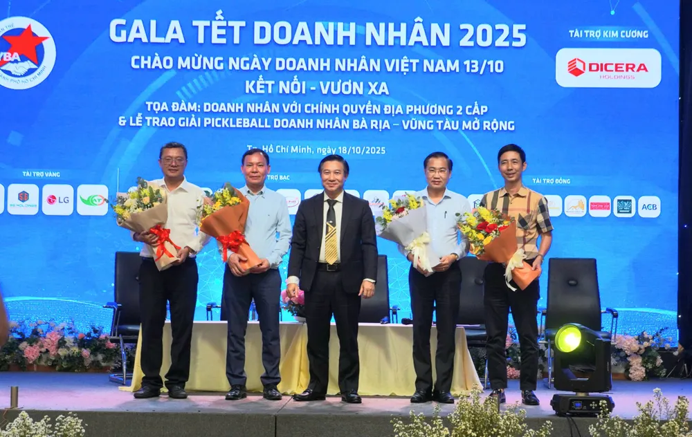 Ban tổ chức tặng hoa các đại biểu tham gia tọa đàm. Ảnh: QUANG VŨ 22c35aa83597b8c9e186.jpg