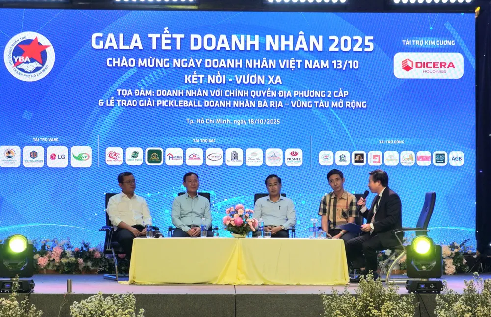 Lãnh đạo xã, phường và doanh nhân tham gia Tọa đàm "Doanh nhân với chính quyền địa phương 2 cấp". Ảnh: QUANG VŨ 7e1fa172ce4d43131a5c.jpg