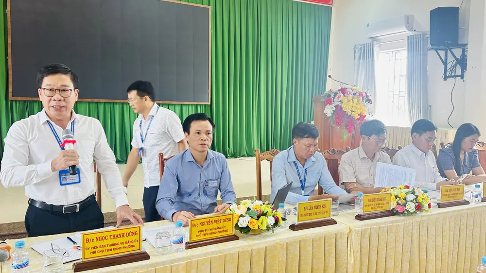 Lãnh đạo phường Phước Thắng (TPHCM) và các cơ quan chức năng chủ trì buổi đối thoại với các hộ dân liên quan dự án tái định cư Tây Bắc đường A III. Ảnh: QUANG VŨ doi thoai dan - phuoc thang 1.jpg