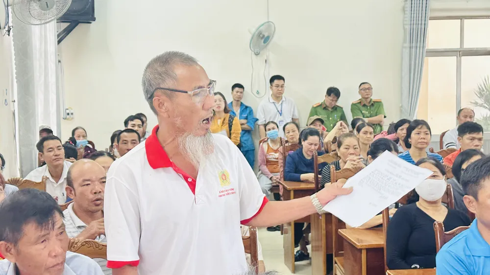 Người dân phát biểu và kiến nghị tại buổi đối thoại. Ảnh: QUANG VŨ doi thoai dan - phuoc thang 2.jpg