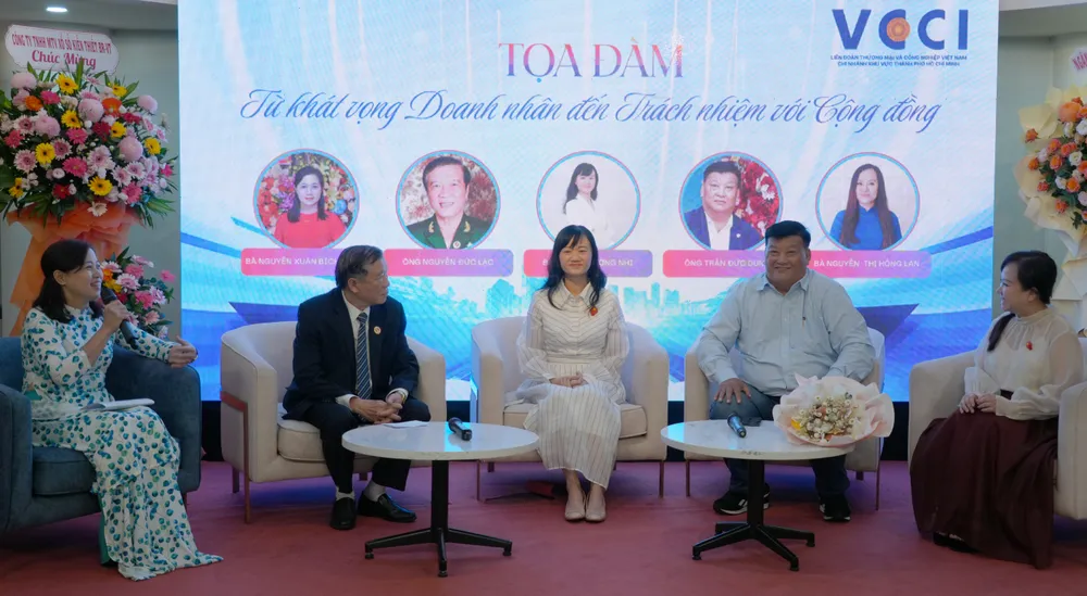 Các đại biểu chia sẻ tại buổi tọa đàm. Ảnh: QUANG VŨ toa dam dn 2.JPG