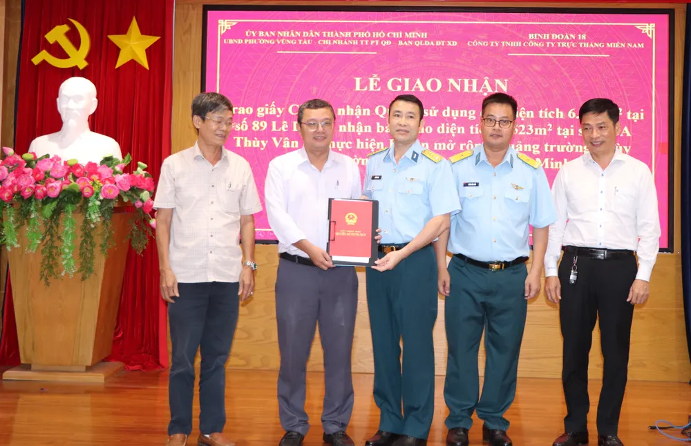 Binh đoàn 18, Bộ Quốc phòng đã bàn giao 7.523m² tại số 165A đường Thùy Vân cho UBND phường Vũng Tàu triển khai Dự án mở rộng Quảng trường Thùy Vân. Ảnh: QUANG VŨ giao dat 1.JPG