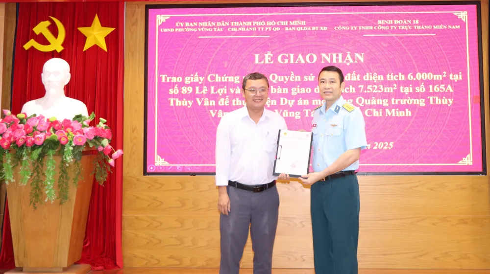 Đại diện UBND phường Vũng Tàu bàn giao Giấy chứng nhận quyền sử dụng đất tại địa chỉ 89 Lê Lợi cho Binh đoàn 18, Bộ Quốc phòng. Ảnh: QUANG VŨ giao dat 2.JPG