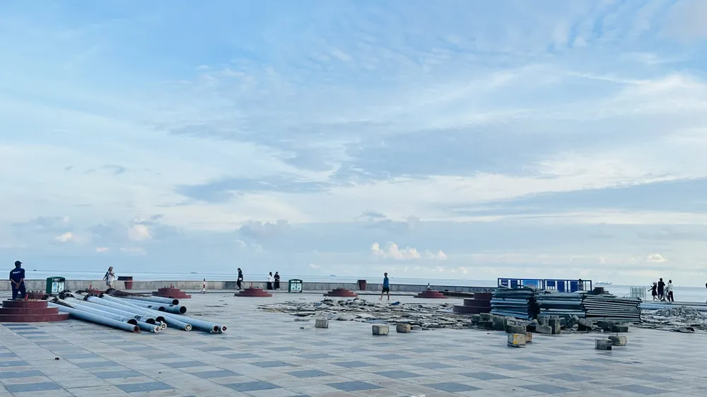 Khu vực cột cờ Bãi Sau đang được tháo dỡ để thi công biểu tượng Cá Ông. Ảnh: QUANG VŨ ca ong 1.jpg
