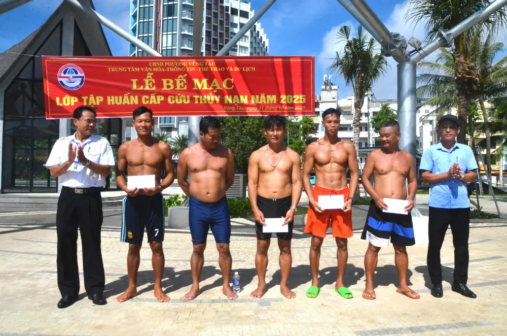Các cứu hộ viên được trao giải bơi cự ly 2.000m trên biển tại lễ bế mạc lớp tập huấn cấp cứu thủy nạn năm 2025 ở Bãi Sau (phường Vũng Tàu, TPHCM) diễn ra sáng 31-10. Ảnh: QUANG VŨ cuu ho bo bien 8.jpg