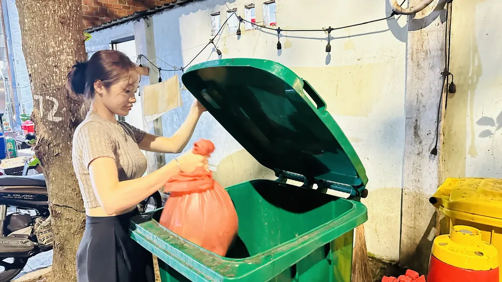 ຊາວເຂດພິເສດຄອນດ່າວຈັດປະເພດສິ່ງເສດເຫຼືອຢູ່ແຫຼ່ງກຳເນີດ, ເປັນໜຶ່ງໃນບັນດາກິດຈະກຳລວມຢູ່ໃນໂຄງການເສດຖະກິດວົງຈອນທ້ອງຖິ່ນ. ພາບ: ກວາງຫວູ con dao - phan loai rac 1.jpg