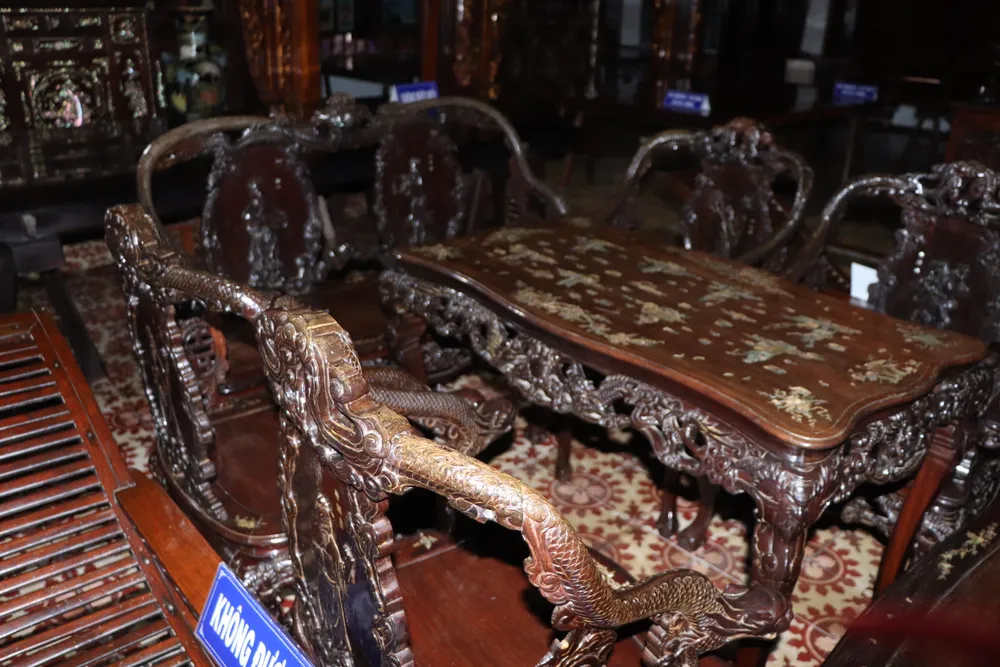 Стіл і стільці «Вісьмох Безсмертних», інкрустовані перлами, виставлені у Забороненій вежі. Фото: КВАНГ ВУ IMG_5207.JPG