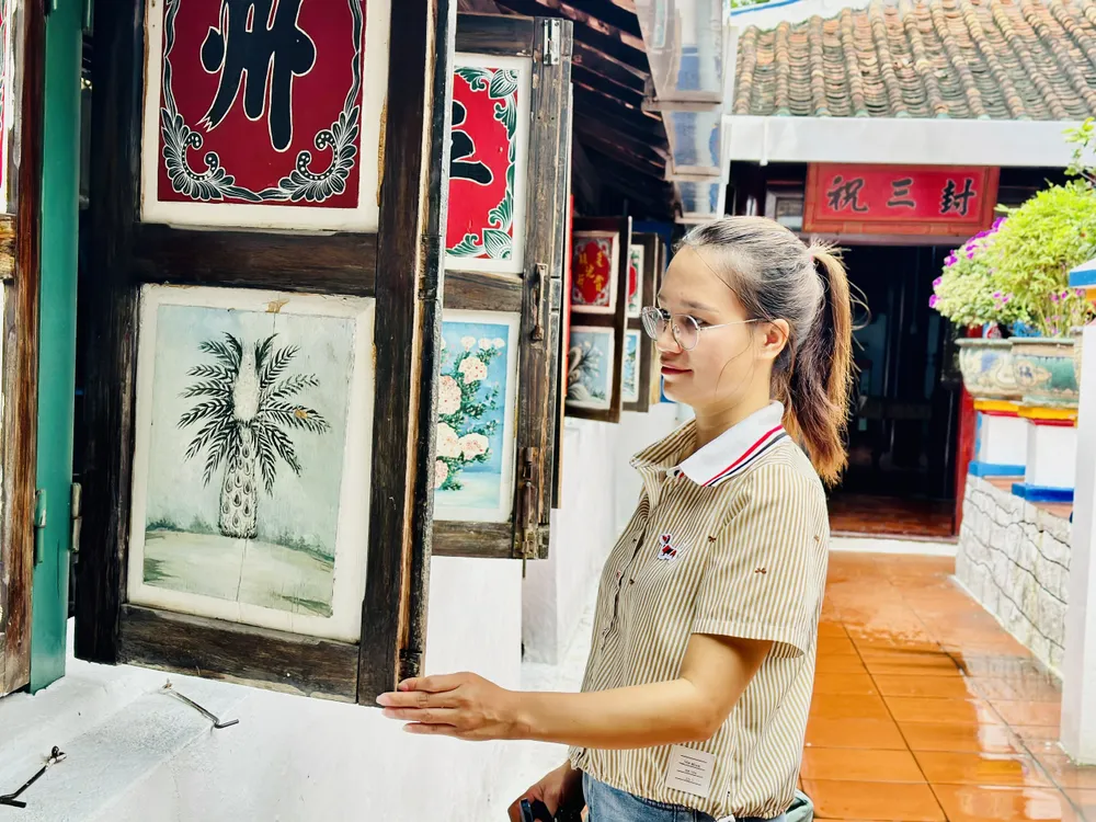 Віконні рами з унікальними візерунками та мотивами створюють неповторну красу в архітектурі Великого будинку Лонг Сон. Фото: КВАНГ ВУ nha lon - long son 14.jpg