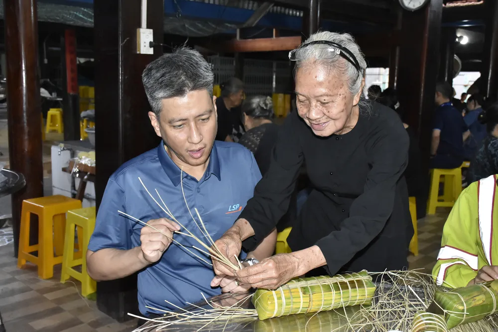 Туристи загортають бань тет. Фото: КВАНГ ВУ nha lon - long son.jpg