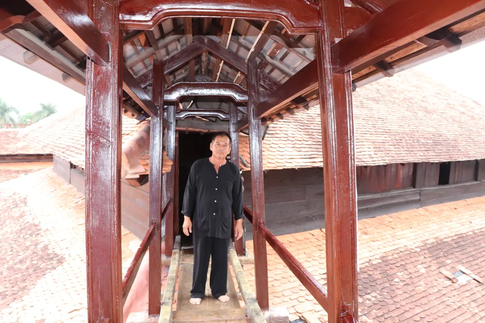 Дерев'яні мости, що перетинають будівлі, з'єднують архітектурні комплекси у Великому будинку Лонг Сон. Фото: КВАНГ ВУ nha lon - long son 21.JPG