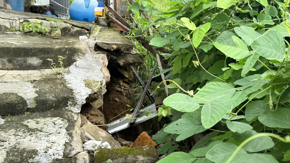 برخی از مناطق جلوی خانهها فرسایش یافتهاند، پایههای آنها نمایان شده و در معرض خطر رانش زمین هستند. عکس: کوانگ وو sat lo nui lon 2.jpg