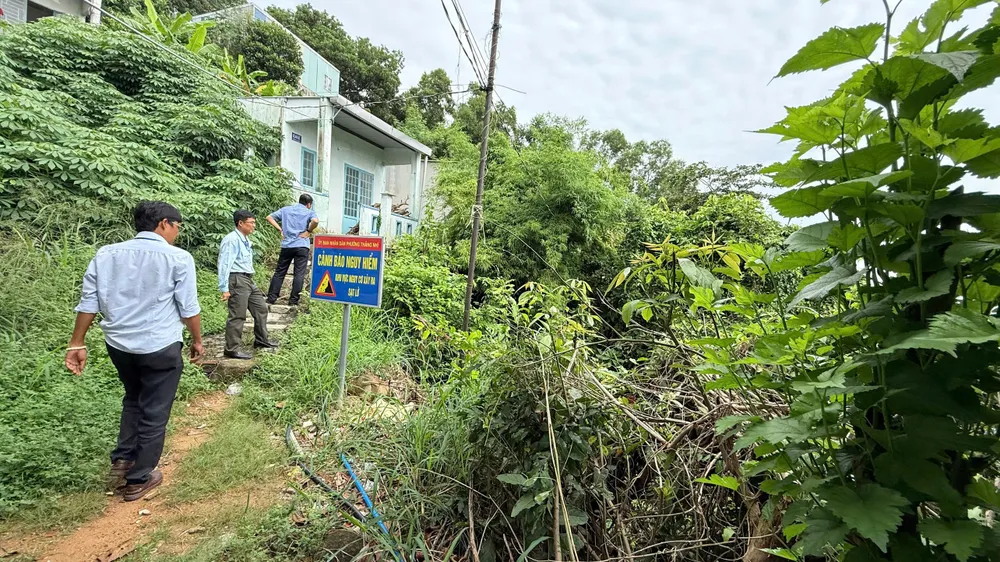 گروه کاری وزارت ساخت و ساز وضعیت فعلی را بررسی و تأثیر منطقه پرخطر رانش زمین در دامنه کوه بیگ را ارزیابی کرد. عکس: کوانگ وو sat lo nui lon 3.jpg