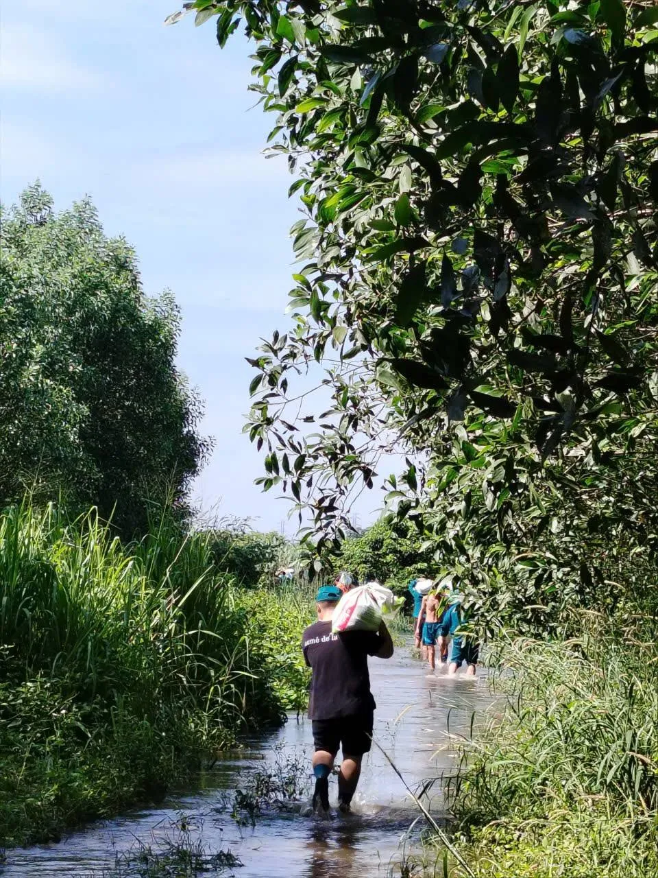 Kommunledningen i Ho Tram stöder människor i Tan Ru Hamlet i Ho Tram kommun för att hantera översvämningar orsakade av kraftigt regn och översvämningar från Song Ray-floden. Foto: COMMUNE FARMERS' ASSOCIATION xa lu ho tram 1.jpg