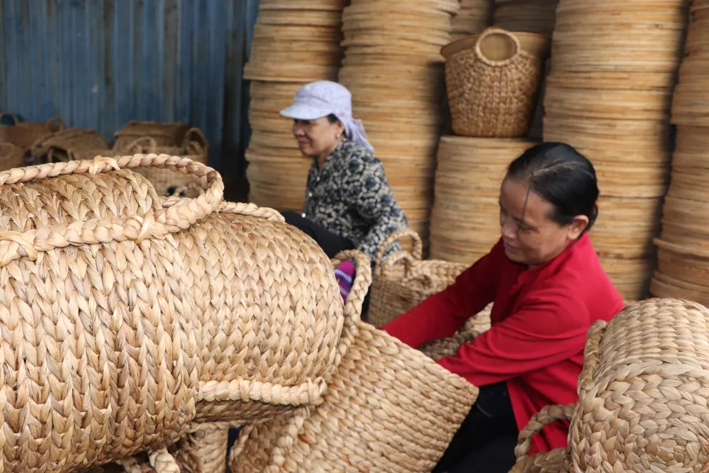 Nghề đan lục bình cho lao động nhàn rỗi nông thôn