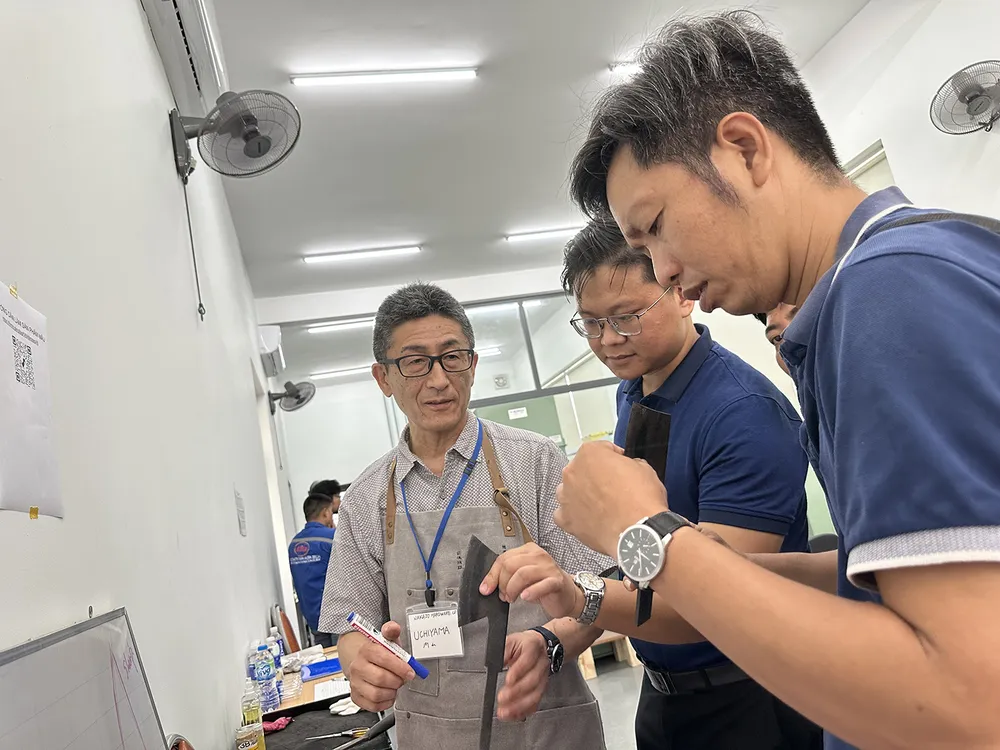 Các kỹ sư Nhật Bản hướng dẫn DNNVV sản xuất các sản phẩm công nghiệp. Ảnh: QUANG VŨ