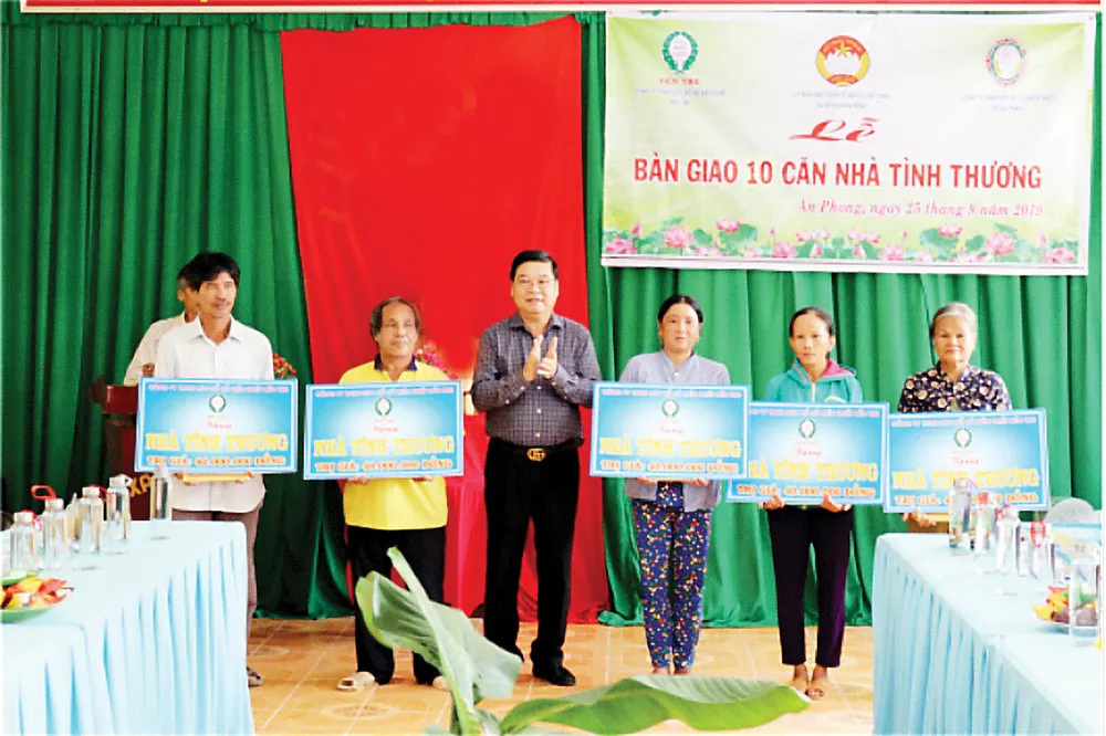 CT TNHH MTV XSKT Đồng Tháp phối hợp với CT TNHH MTV XSKT Bến Tre trao nhà tình thương ảnh 3 CT TNHH MTV XSKT Đồng Tháp phối hợp với CT TNHH MTV XSKT Bến Tre trao nhà tình thương ảnh 3