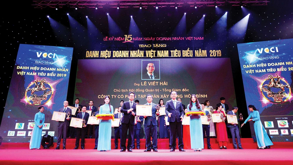 Chủ tịch HĐQT - Tổng Giám đốc Tập đoàn Hòa Bình nhận danh hiệu “Doanh nhân Việt Nam tiêu biểu 2019” ảnh 1 Chủ tịch HĐQT - Tổng Giám đốc Tập đoàn Hòa Bình nhận danh hiệu “Doanh nhân Việt Nam tiêu biểu 2019” ảnh 1