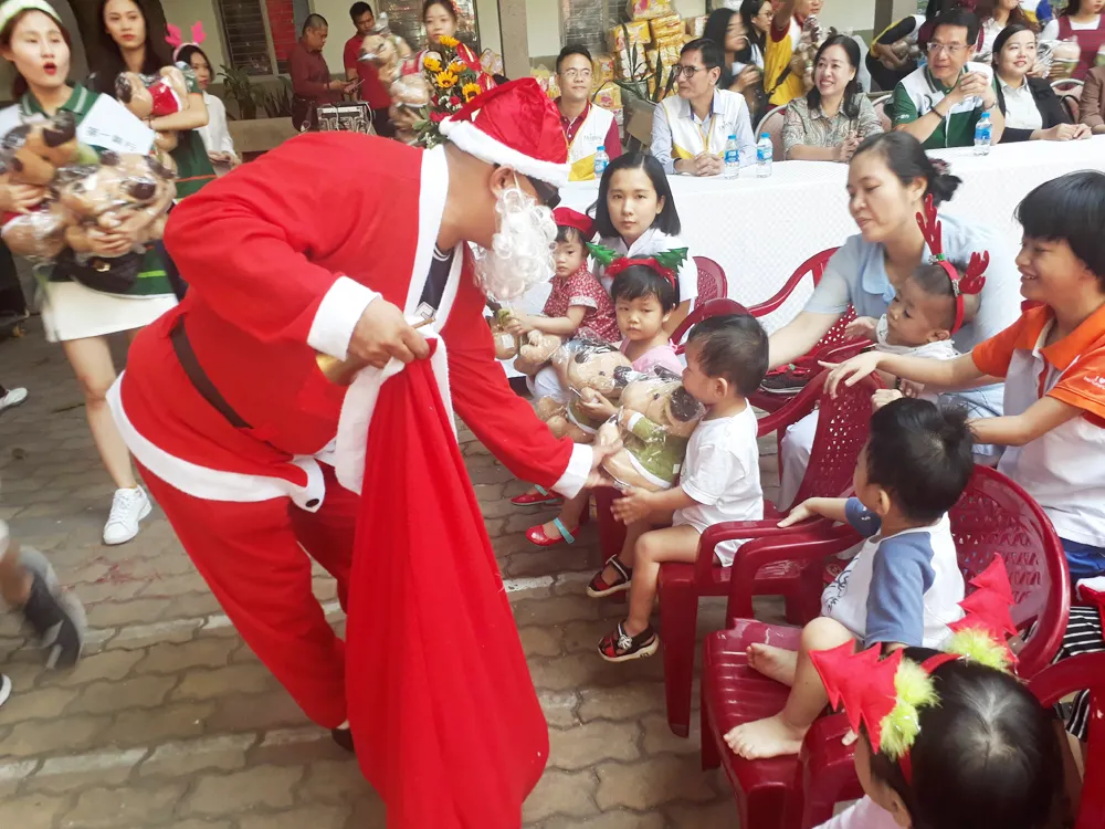 Đón Giáng sinh cùng cháu mồ côi, tàn tật ảnh 1