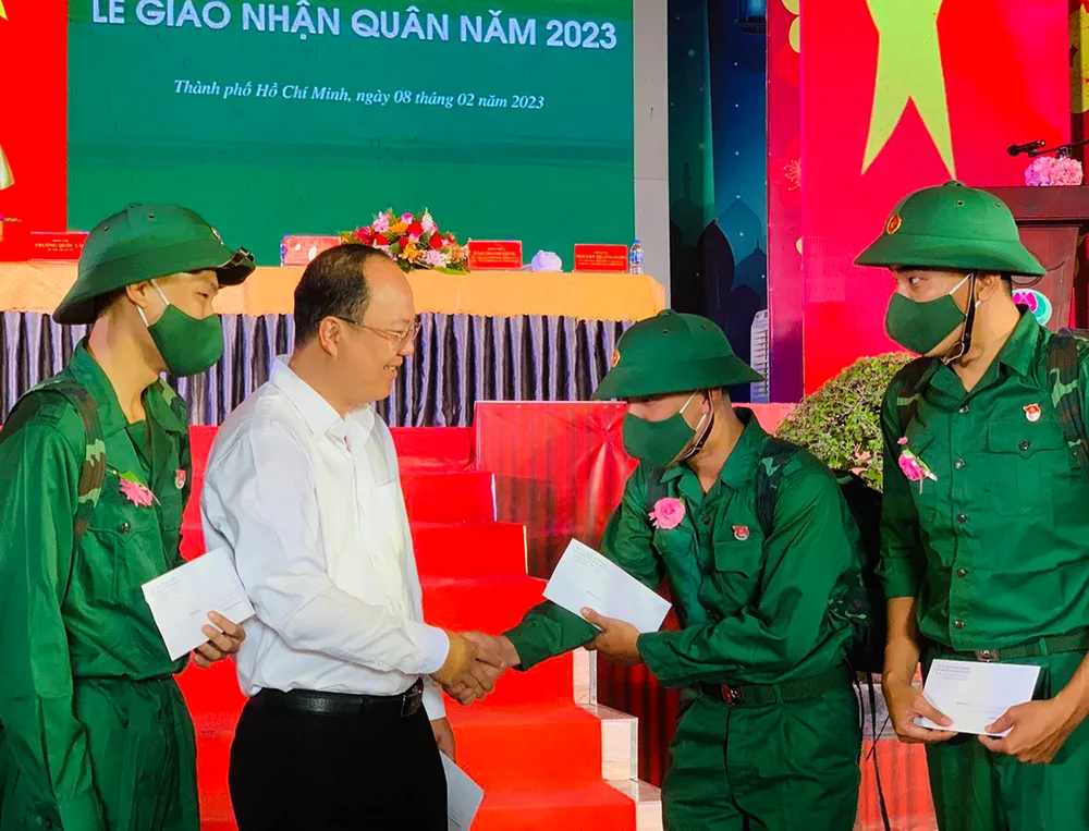 Phó Bí thư Thành ủy TPHCM Nguyễn Hồ Hải tặng quà động viên các tân binh trước giờ lên đường thi hành nghĩa vụ quân sự