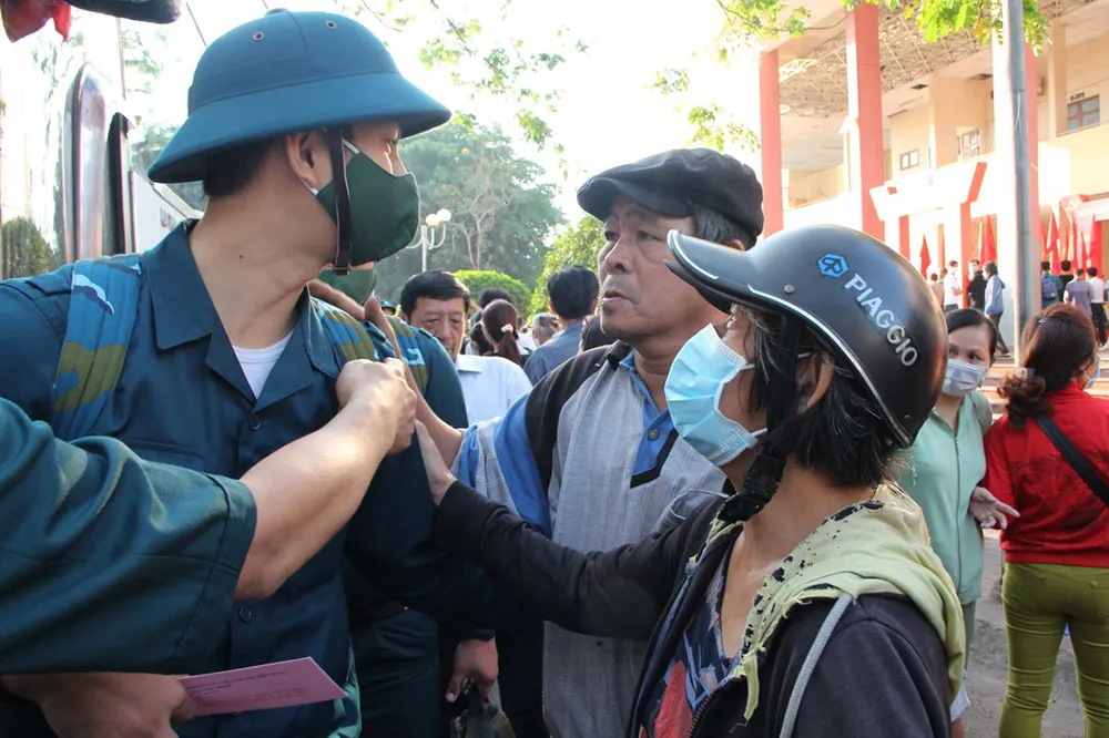 Người thân bịn rịn tiễn con em lên đường nhập ngũ. Ảnh: TRẦN YÊN