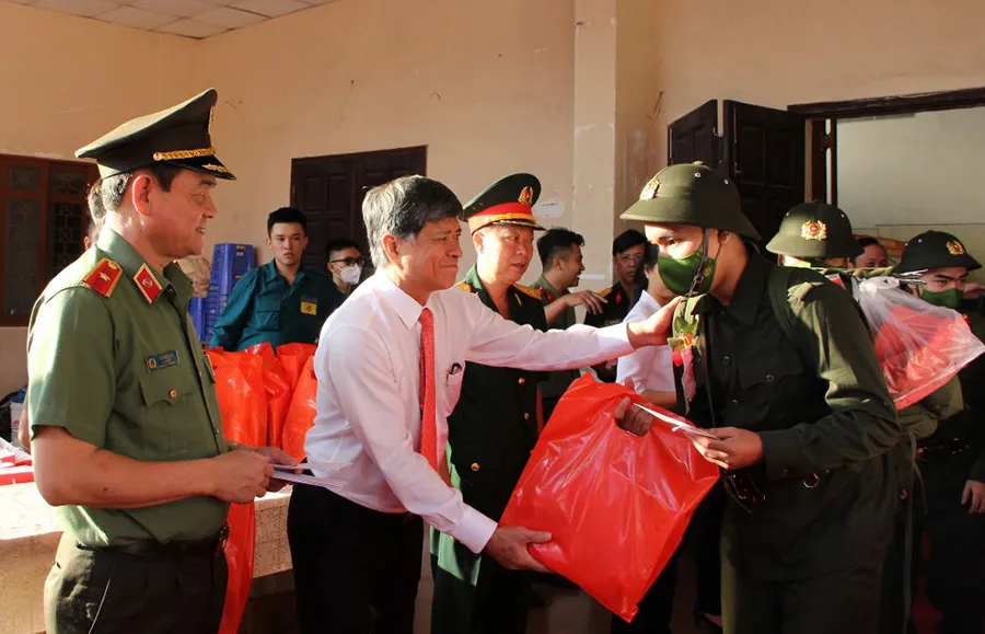 Thiếu tướng Lê Hồng Nam (ngoài cùng bên trái) cùng Giám đốc Sở GD-ĐT TPHCM Nguyễn Văn Hiếu trao quà động viên tân binh lên đường nhập ngũ. Ảnh: TRẦN YÊN