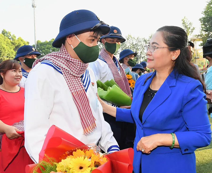 Chủ tịch HĐND TPHCM Nguyễn Thị Lệ động viên thanh niên TP lên đường nhập ngũ. Ảnh: VIỆT DŨNG