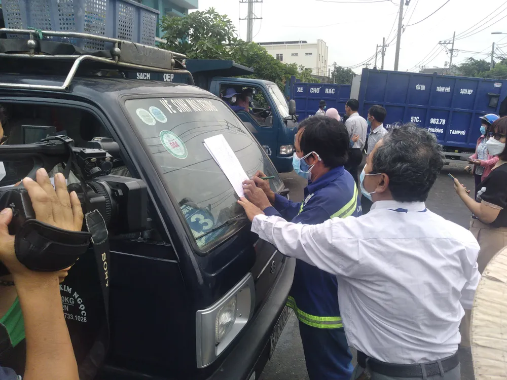 Đại diện ban tổ chức thực hiện dán logo cho xe vận chuyển rác tại trạm trung chuyển Sở Gà, phường Tam Bình, TP Thủ Đức Đại diện ban tổ chức thực hiện dán logo cho xe vận chuyển rác tại trạm trung chuyển Sở Gà, phường Tam Bình, TP Thủ Đức