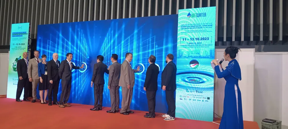 Ban tổ chức thực hiện nghi thức khai mạc triển lãm