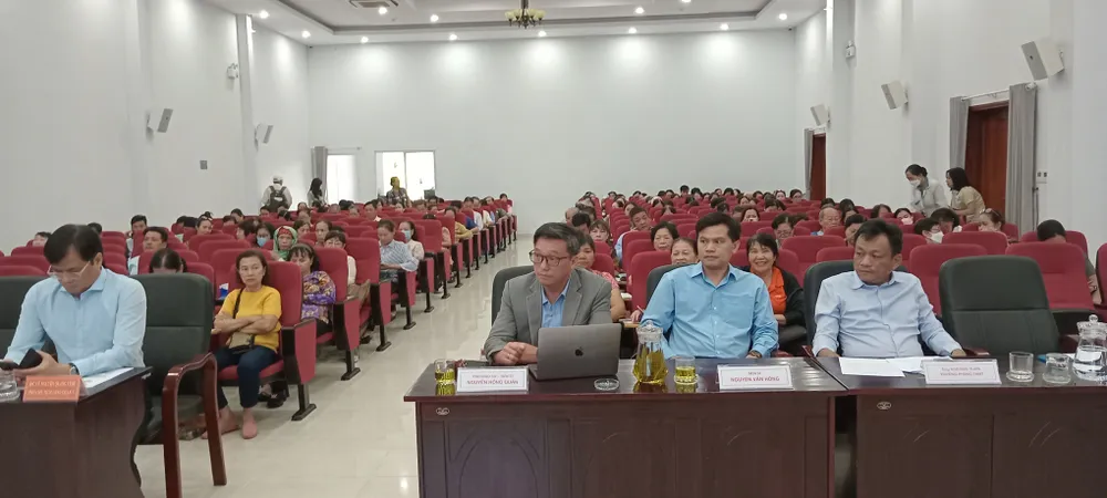 Các đại biểu, chuyên gia và người dân tham gia hội nghị nghe tuyên truyền về công tác bảo vệ môi trường Các đại biểu, chuyên gia và người dân tham gia hội nghị nghe tuyên truyền về công tác bảo vệ môi trường