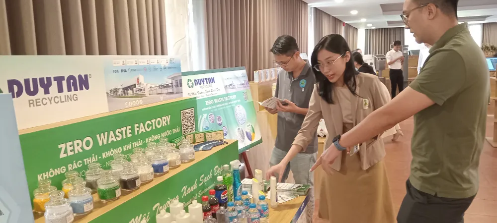 Doanh nghiệp trưng bày sản phẩm tái chế tại hội thảo 20240420_082010.jpg