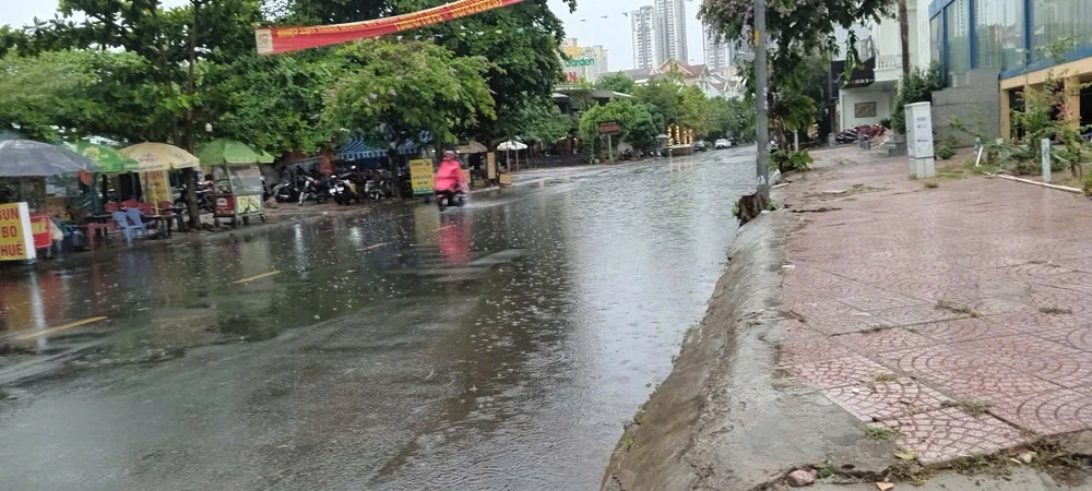 Rạng sáng ngày 10-5, TPHCM mưa rất to. Ảnh: MINH HẢI z6587134312456_b11daf916938c0e8bfac09ac20b458e6.jpg