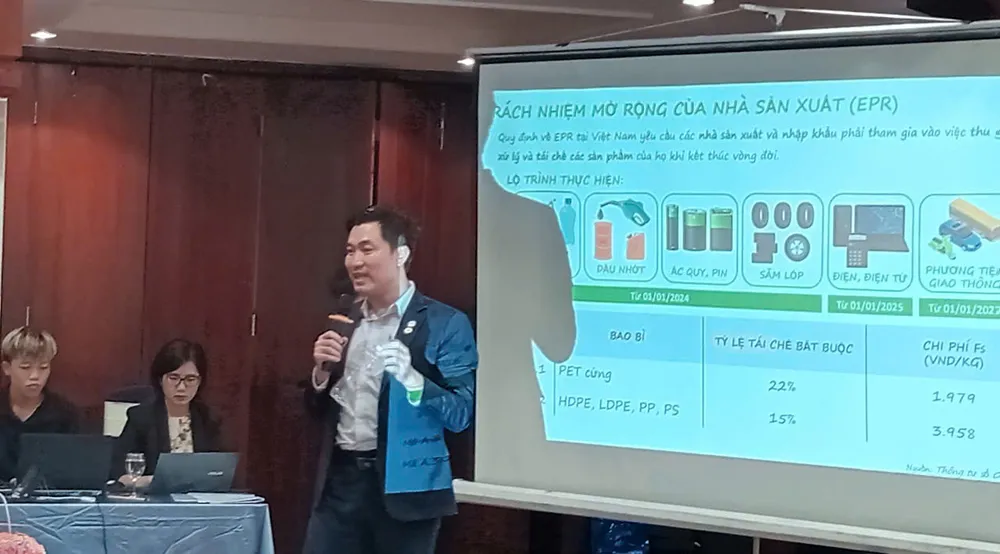 Ông Lê Anh, Giám đốc phát triển bền vững, Công ty CP Nhựa tái chế Duy Tân chia sẻ thông tin tại hội thảo. Ảnh: MINH HẢI gen-n-z6721123052601_674431a1ca1f47a9b054ad968ab50026.jpg