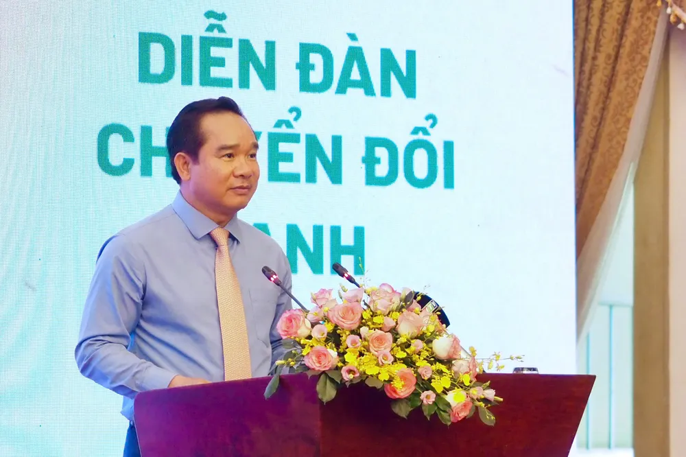 ប្រធានគណៈកម្មាធិការប្រជាជនទីក្រុងហូជីមិញ លោក Nguyen Van Duoc ថ្លែងមតិនៅវេទិកាផ្លាស់ប្តូរបៃតង និងទិវាកែច្នៃឡើងវិញឆ្នាំ ២០២៥។ រូបថត៖ HOANG HUNG gen-h-z6858384453127_bc78f9f37bad741466a5acaae0cb9170.jpg