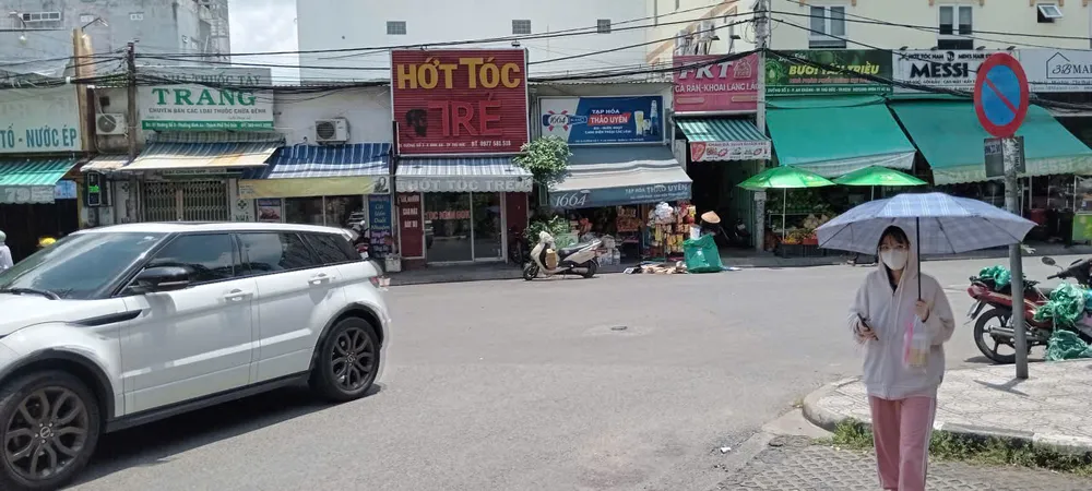Người dân ở TPHCM đang phải đối mặt với nắng nóng, oi bức. Ảnh: MINH HẢI gen-n-z6875301950622_6bfbe6144128d7b2a42b45b9aaa08303.jpg