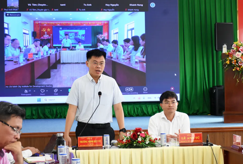 TS Trương Minh Huy Vũ, Viện trưởng Viện Nghiên cứu phát triển TPHCM chia sẻ tại hội thảo. Ảnh: VÕ TẤN 1-DSC_3413.jpg