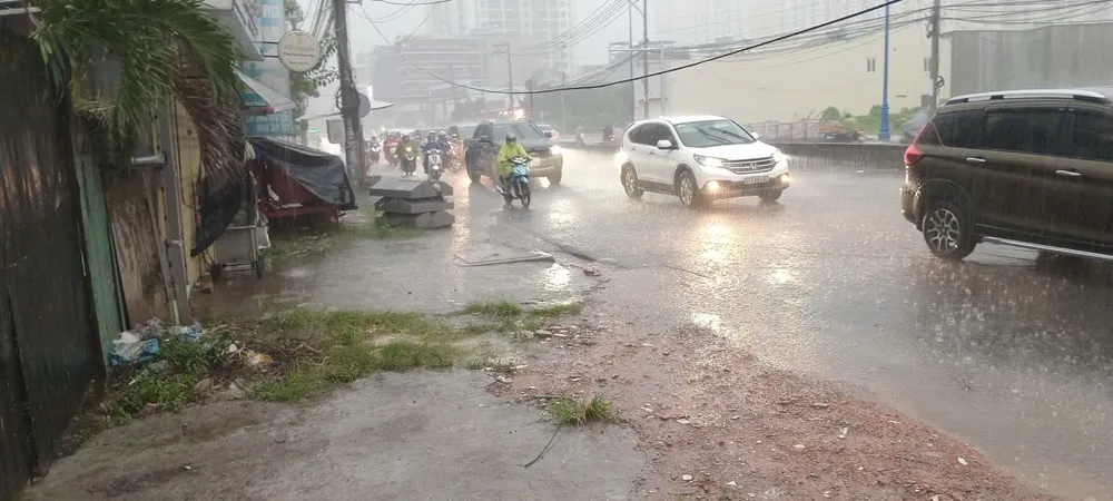 Dự báo nhiều khu vực ở TPHCM tiếp tục có mưa lớn trong những ngày tới. Ảnh: MINH HẢI gen-n-z7064498067441_119696a801bde636f745120b44be520a.jpg