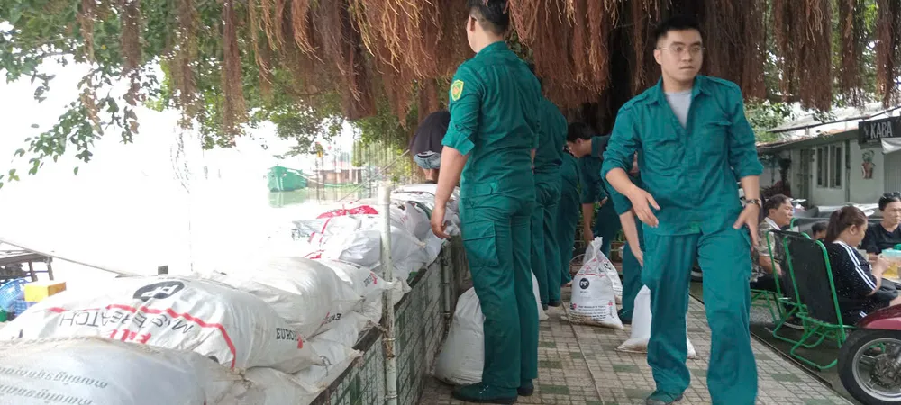 Lực lượng dân quân tự vệ phường Bình Quới, TPHCM gia cố đê bao bờ sông Sài Gòn. Ảnh: MINH HẢI gen-n-z7156806972955_05dcba86c0d9e324db5a050552fecde9.jpg