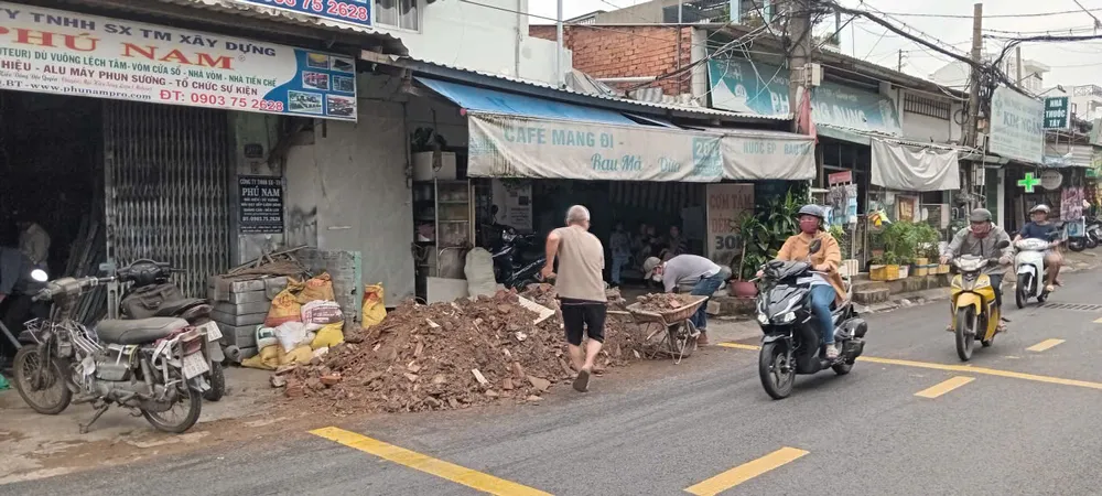 Người dân trên đường Bình Quới, phường Bình Quới, TPHCM phải sửa nhà để thích ứng triều cường. Ảnh: MINH HẢI gen-n-z7157003459482_b94766db8b839e05c807f820a2e234ab.jpg