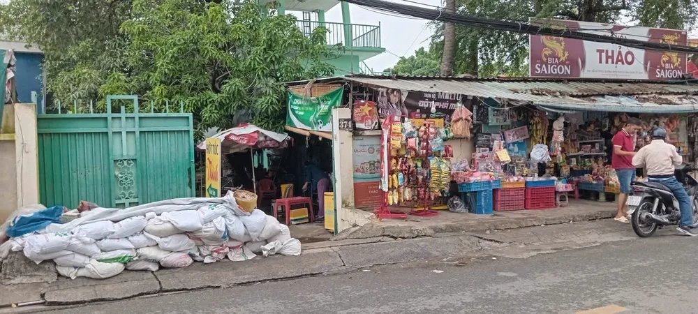 Người dân trên đường Bình Quới, phường Bình Quới dùng bao cát để ngăn triều cường (ảnh chụp sáng 26-10). Ảnh: MINH HẢI gen-n-z7157004593217_8364fefd0b7de318972733fe44ddcdd3.jpg