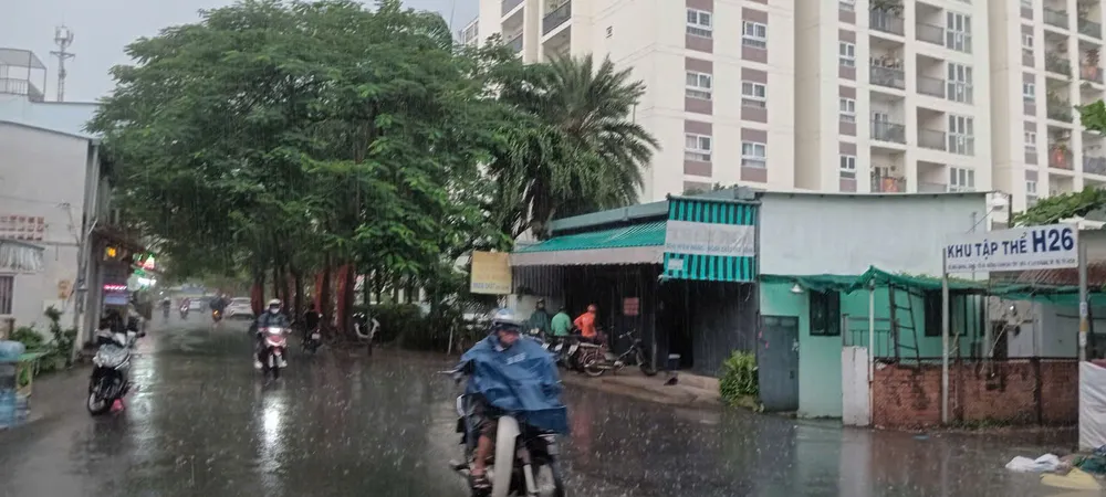 Dự báo khu vực TPHCM tiếp tục có mưa to trong 2 ngày tới. Ảnh: MINH HẢI gen-n-z7159443959219_eaa8a891c7591f45db8a053dd24ab8d5.jpg