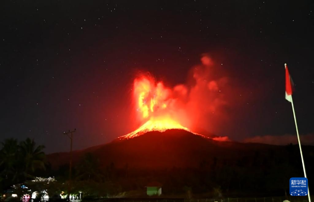 这是8月1日拍摄的喷发中的勒沃托比-拉基拉基火山。（图自《新华网》，印尼火山和地质减灾中心供图。)