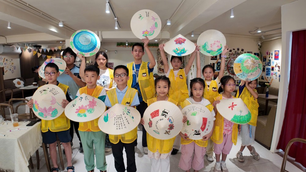 在河内，小使者们绘制越南传统斗笠。(朱婷婷 图)