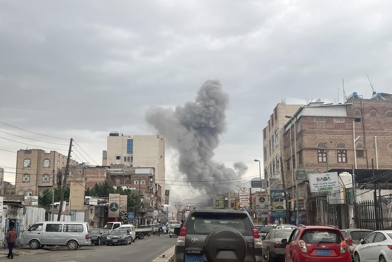 也门首都萨那遭以色列军队空袭后升起浓烟。