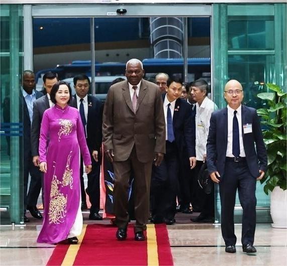 党中央委员、越南国会副主席阮氏清在内牌国际机场迎接古巴共和国全国人民政权代表大会主席兼国务委员会主席埃斯特万·拉索·埃尔南德斯。