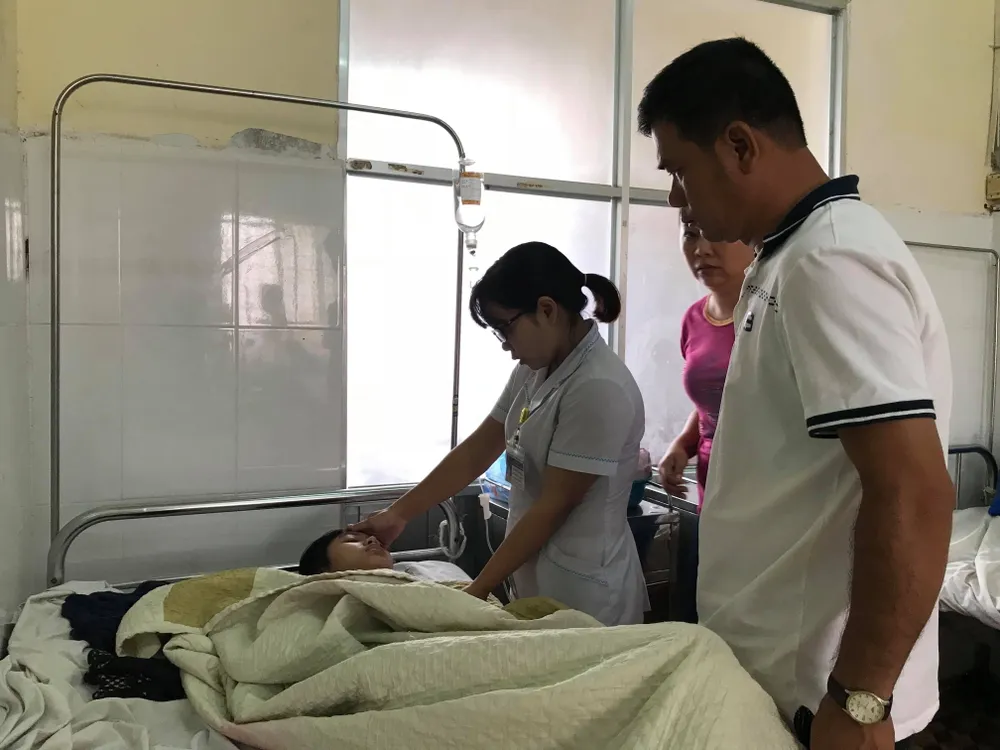 Bệnh nhân ngộ độc phải nhập viện sau khi ăn bánh mì