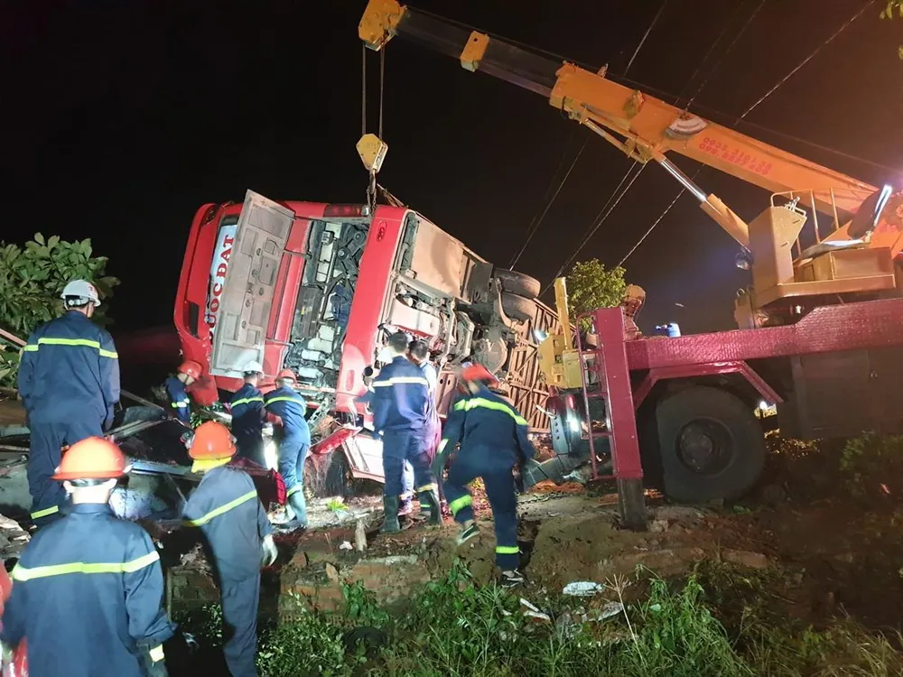 Lật xe khách lúc rạng sáng, 1 người chết, hơn 10 người bị thương ảnh 2 Lật xe khách lúc rạng sáng, 1 người chết, hơn 10 người bị thương ảnh 2