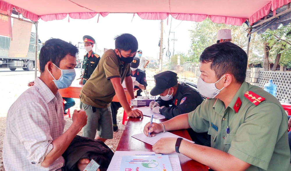 Lực lượng chức năng kiểm tra giấy tờ của người dân tại chốt kiểm soát trên Quốc lộ 1A, TP Cam Ranh. Ảnh: QUỲNH ANH