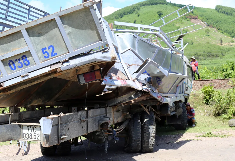 Tàu hỏa húc văng xe tải 20m ảnh 6