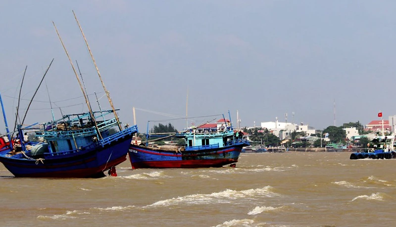 Đơn vị chức năng đang huy động lực lượng để "giải cứu" 2 con tàu đang mắc cạn tại cửa biển Diễn Đà (TP. Tuy Hòa, Phú Yên)